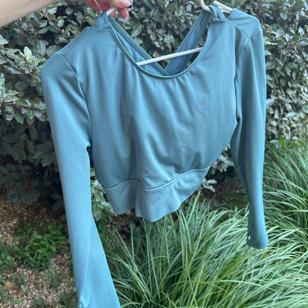 Blue Long-sleeve workout crop top